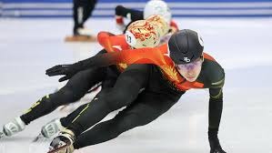 詹姆斯把不应该进总决赛的球队带进总决赛 不是黑点 你本末倒置了 阵容碾压怎么打？