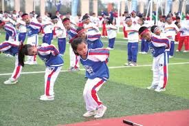 详解职业球员的钉鞋选择天然草皮与人工草皮对抓地力的不同要求